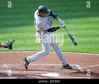 Baltimore, noi. 08 apr, 2017. New York Yankees secondo baseman Starlin Castro (14) motivazione nel secondo inning contro i Baltimore Orioles a Rigogolo Park a Camden Yards a Baltimora, MD su Sabato, 8 aprile 2017. Credito: Ron Sachs/CNP (restrizione: NO New York o New Jersey o giornali quotidiani nel raggio di 75 miglia da New York City) - nessun filo SERVICE - foto: Ron Sachs/consolidato/dpa/Alamy Live News Foto Stock