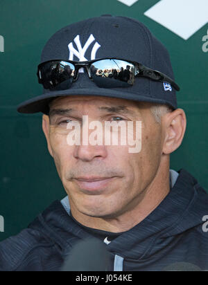 Baltimore, noi. 08 apr, 2017. New York Yankees manager Joe Girardi (28) incontra i giornalisti in piroga prima della partita contro i Baltimore Orioles a Rigogolo Park a Camden Yards a Baltimora, MD su Sabato, 8 aprile 2017. Credito: Ron Sachs/CNP (restrizione: NO New York o New Jersey o giornali quotidiani nel raggio di 75 miglia da New York City) - nessun filo SERVICE - foto: Ron Sachs/consolidato/dpa/Alamy Live News Foto Stock