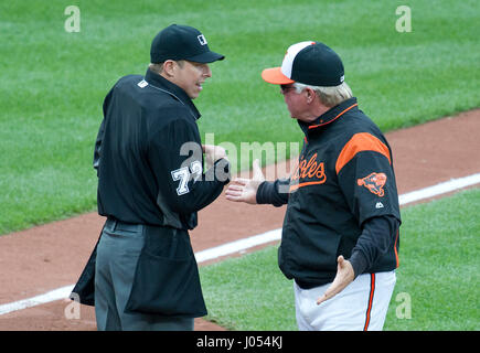 Il gioco. 8 apr, 2017. Baltimore Orioles manager Buck Showalter (26) sostiene un restio chiamata con arbitro Tripp Gibson (73) Nella quinta inning della partita contro i New York Yankees a Rigogolo Park a Camden Yards a Baltimora, MD su Sabato, 8 aprile 2017. Un Yankee eseguire segnato sul gioco. Gli Orioles ha vinto il gioco 5 - 4. Credito: Ron Sachs/CNP (restrizione: NO New York o New Jersey o giornali quotidiani nel raggio di 75 miglia da New York City) - nessun filo SERVICE - foto: Ron Sachs/consolidato/dpa/Alamy Live News Foto Stock