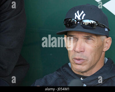 Baltimore, noi. 08 apr, 2017. New York Yankees manager Joe Girardi (28) incontra i giornalisti in piroga prima della partita contro i Baltimore Orioles a Rigogolo Park a Camden Yards a Baltimora, MD su Sabato, 8 aprile 2017. Credito: Ron Sachs/CNP (restrizione: NO New York o New Jersey o giornali quotidiani nel raggio di 75 miglia da New York City) - nessun filo SERVICE - foto: Ron Sachs/consolidato/dpa/Alamy Live News Foto Stock