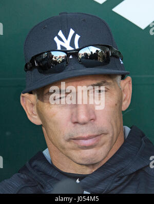 Baltimore, noi. 08 apr, 2017. New York Yankees manager Joe Girardi (28) incontra i giornalisti in piroga prima della partita contro i Baltimore Orioles a Rigogolo Park a Camden Yards a Baltimora, MD su Sabato, 8 aprile 2017. Credito: Ron Sachs/CNP (restrizione: NO New York o New Jersey o giornali quotidiani nel raggio di 75 miglia da New York City) - nessun filo SERVICE - foto: Ron Sachs/consolidato/dpa/Alamy Live News Foto Stock