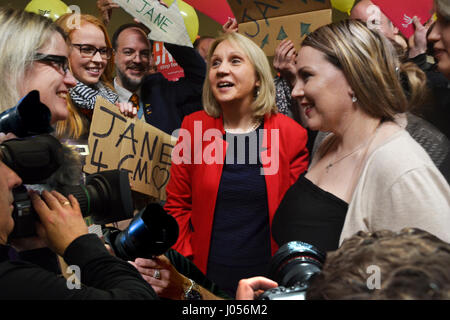 Manchester, Regno Unito. 8 Aprile, 2017. Jane Brophy (gruppo del Partito europeo dei liberali democratici candidato per Greater Manchester sindaco) lancia il suo manifesto in Manchester sabato 8 aprile 2017 con l'ex Manchester Withington MP John Leech e Manchester Gorton da-candidato alle elezioni Jackie Pearcy. I liberali democratici sono sperando di eseguire il lavoro vicino nella Greater Manchester Mayoral e Manchester Gorton elezioni, entrambi essendo tenutasi il 4 maggio 2017. Foto Stock