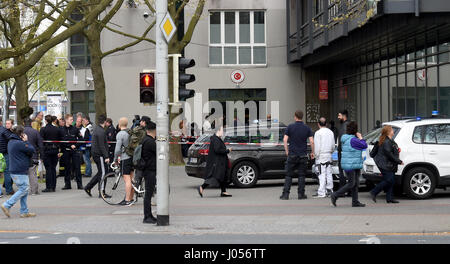 Hannover, Germania. Decimo Apr, 2017. Gli agenti di polizia e il personale di emergenza bloccare l'area di entrata del bagno turco di consolato generale di Hannover, Germania, 10 aprile 2017. Una busta sospetta contenente polvere bianca è stato consegnato. Foto: Holger Hollemann/dpa/Alamy Live News Foto Stock