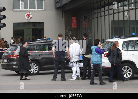 Hannover, Germania. Decimo Apr, 2017. Gli agenti di polizia e il personale di emergenza bloccare l'area di entrata del bagno turco di consolato generale di Hannover, Germania, 10 aprile 2017. Una busta sospetta contenente polvere bianca è stato consegnato. Foto: Holger Hollemann/dpa/Alamy Live News Foto Stock