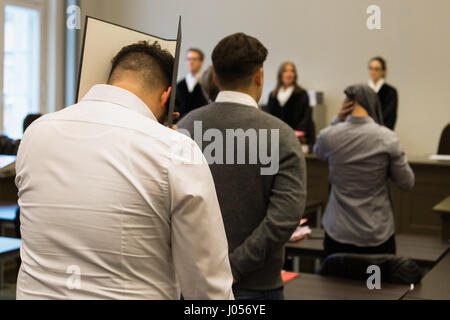 Amburgo, Germania. Decimo Apr, 2017. Gli imputati e i loro avvocati riposare prima di iniziare il processo al tribunale sala della giustizia penale edificio ad Amburgo, Germania, 10 aprile 2017. Angeréd sopra una caricatura di Maometto stampato in 'Hamburger Morgenpost', quattro giovani uomini di età compresa tra i 20 e 22, presumibilmente dato fuoco alla casa editrice due anni fa. Foto: Christophe Gateau/dpa/Alamy Live News Foto Stock