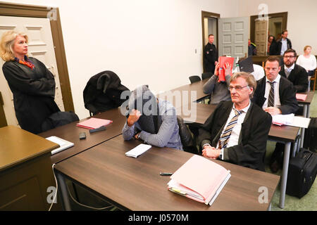 Amburgo, Germania. Decimo Apr, 2017. I quattro accusati, nascondendo le loro facce e i loro avvocati sedersi all'inizio della sperimentazione presso la corte sala della giustizia penale edificio ad Amburgo, Germania, 10 aprile 2017. Adirato su una caricatura di Maometto stampato in 'Hamburger Morgenpost', quattro giovani uomini di età compresa tra i 20 e 22 avrebbe dato fuoco alla casa editrice due anni fa. Foto: Christian Charisius/dpa/Alamy Live News Foto Stock