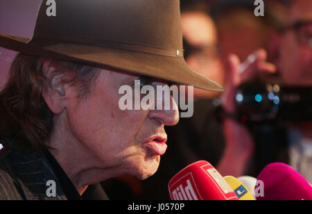 Francoforte, Germania. 3 apr, 2017. Il cantante Udo Lindenberg parla durante il suo arrivo per la cerimonia di premiazione del PRG Live Entertainment Award presso la Festhalle di Francoforte, in Germania, 3 aprile 2017. Il riconoscimento premia persone straordinarie del settore della musica e dello spettacolo nell'area linguistica tedesca e viene consegnato durante un evento di gala. Foto: Frank Rumpenhorst/dpa/Alamy Live News Foto Stock