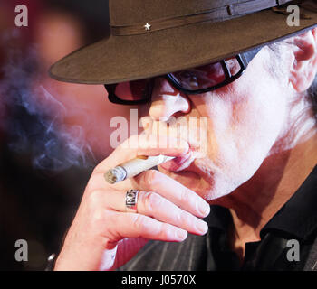 Francoforte, Germania. 3 apr, 2017. Il cantante Udo Lindenberg fuma durante il suo arrivo per la cerimonia di premiazione del PRG Live Entertainment Award presso la Festhalle di Francoforte, in Germania, 3 aprile 2017. Il riconoscimento premia persone straordinarie del settore della musica e dello spettacolo nell'area linguistica tedesca e viene consegnato durante un evento di gala. Foto: Frank Rumpenhorst/dpa/Alamy Live News Foto Stock