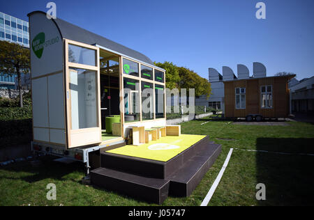 Berlino, Germania. Decimo Apr, 2017. Il 'Nuovo lavoro Studio', un ufficio su ruote è presentato al Bauhaus Campus di Berlino, Germania, 10 aprile 2017. Foto: Britta Pedersen/dpa-Zentralbild/dpa/Alamy Live News Foto Stock