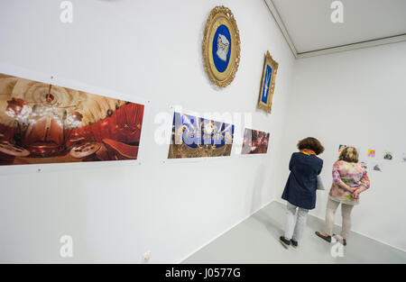 Hannover, Germania. Decimo Apr, 2017. Visitatori guardare all'arte lavoro del regista e autore Wenzel Storch al Sprengel Museum di Hannover, Germania, 10 aprile 2017. La riga inferiore mostra il filmsets dal film 'Die Reise ins Glueck' (1998/1999), nella fila superiore foto di animali dallo stesso film può essere visto. La mostra 'Wenzel Storch - il ferro caldo di memoria può essere vedere dal 12 aprile al 16 luglio 2017. Requisiti, schizzi, disegni, fotografie e sequenze di film dell'artista saranno esposti. Foto: Sila Stein/dpa/Alamy Live News Foto Stock