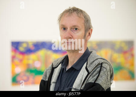 Hannover, Germania. Decimo Apr, 2017. Il regista e autore Wenzel Storch da Hildesheim guarda nella telecamera a Sprengel Museum di Hannover, Germania, 10 aprile 2017. La mostra 'Wenzel Storch - il ferro caldo di memoria può essere vedere dal 12 aprile al 16 luglio 2017. Requisiti, schizzi, disegni, fotografie e sequenze di film dell'artista saranno esposti. Foto: Sila Stein/dpa/Alamy Live News Foto Stock