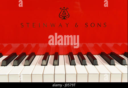 Le chiavi di un rosso pianoforte dalla società Steinway & Sons Hamburg, visto ad Amburgo, Germania, 05 aprile 2017. La Steinway & Sons pianoforti e pianoforti sono fabbricati in Amburgo e New York. Foto: Marcus Brandt/dpa Foto Stock