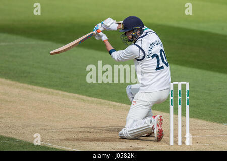 Londra, Regno Unito. Il 10 aprile, 2017. Oliver Hannon-Dalby batting per Warwickshire contro Surrey il giorno 4 della contea di Specsavers partita di campionato al ovale. David Rowe/Alamy Live News Foto Stock