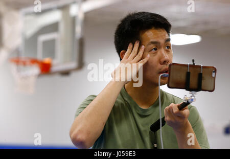 Marzo 25, 2017 - Dallas, Texas, Stati Uniti d'America - 25 Marzo 2017. Shen Xu fa un feed video live dal Dallas Mavericks nuovo training facility come egli è presa su un banco. Shen Xu è un fan di Dallas Mavericks player Dirk Nowitzki. In onore del giocatore di basket scoring 30.000 punti in carriera Shen Xu totalizzato 300 punti per 100 giorni. Egli è stato invitato da i non conformisti di sparare un cerimoniale di 30.000esimo punto prima di una partita contro l'Oklahoma Thunder presso American Airlines Center di Dallas, Texas. (Credito Immagine: © Ralph Lauer via ZUMA filo) Foto Stock