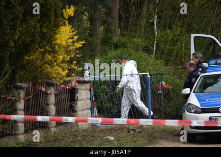 Borkheide, Germania. Decimo Apr, 2017. dpatop - un membro della scena del crimine entra in unità di una proprietà in Borkheide, Germania, 10 aprile 2017. Un adolescente da Borkheide è sospettato di avere ucciso e smembrato di sua madre. Il 17-anno-vecchio ragazzo è attualmente detenuto in custodia di indagine. Foto: Ralf Hirschberger/dpa-Zentralbild/dpa/Alamy Live News Foto Stock