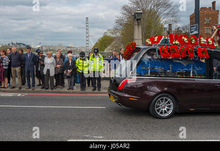 Lambeth Bridge, Londra, Regno Unito. Il 10 aprile 2017. Tutta la forza del funerale di PC Keith Palmer, ucciso nella Westminster attacco terroristico del 22 marzo, avviene a Southwark Cathedral lunedì 10 aprile alle ore 14.00 dopo il corteo funebre a sinistra il Palazzo di Westminster affiancato da un nero di polizia di scorta e fotografati incrocio Lambeth Bridge come agenti di polizia bow le loro teste. Credito: Malcolm Park editoriale/Alamy Live News. Foto Stock