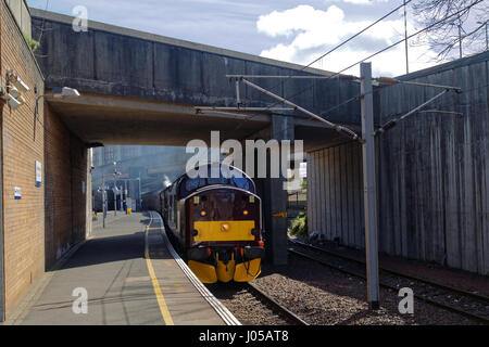 Glasgow, Scozia. Decimo Apr, 2017. Le locomotive a vapore del west highland line, descritto come il più grande viaggio ferroviario in tutto il mondo, erano all'inizio della nuova stagione giacobita deviato attraverso Glasgow stazioni locali a gasolio. La massiccia colonna accanto tuonanti sorpreso pendolari in quanto vi è un continuo blocco linea sul West Highland line raffigurato sulla stazione di Finneston Credito: Gerard Ferry/Alamy Live News Foto Stock