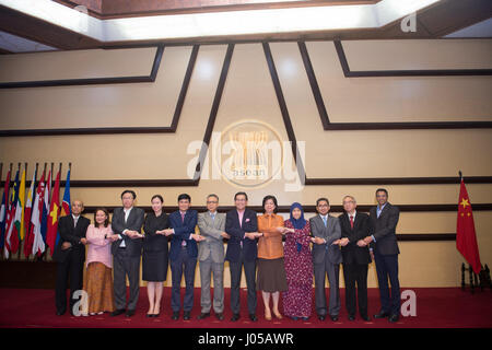 (170410) -- JAKARTA, 10 aprile 2017 (Xinhua) -- i rappresentanti di Cina e paesi dell ASEAN posano per una foto di gruppo durante la XVIII Cina-ASEAN comitato misto di cooperazione incontro a Jakarta, Indonesia, 10 aprile 2017.(Xinhua/Du Yu)(jmmn) Foto Stock