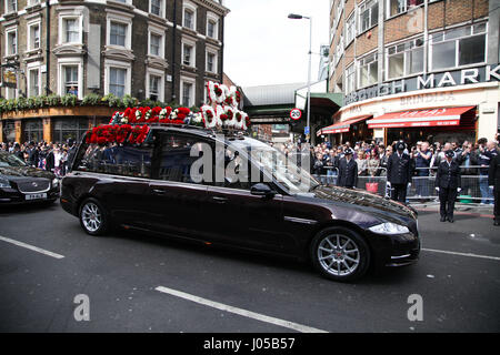 Southwark, Londra, Regno Unito. Decimo Apr, 2017. Il corteo funebre che trasportano la bara del poliziotto Keith Palmer arriva in corrispondenza di Southwark Cathedral a Londra davanti al suo funerale. Migliaia di persone e i funzionari di polizia No.1 abito linea uniforme le strade intorno a Southwark Cathedral a Londra. PC Palmer fu assassinato proprio all'interno del cancello da Westminster utente malintenzionato Khalid Massud - un attacco in cui egli ha anche ucciso quattro persone sul Westminster Bridge. Credito: Dinendra Haria/Alamy Live News Foto Stock