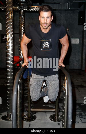 Amburgo, Germania. Decimo Apr, 2017. Leonard Freier frequentando il 'JOHN REED' fitness club apertura tenutosi a Walddoerferstrasse 140-142, Amburgo, Germania, 10.04.2017. Credito: T. marca/Alamy Live News Foto Stock