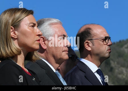 Lucca, Italia. Decimo Apr, 2017. Stati Uniti Il segretario di Stato Rex Tillerson, centro con E.U. Il Ministro degli Esteri di Federica Mogherini, sinistro e il ministro italiano degli Affari Esteri, Angelino Alfano, partecipare ad un momento di silenzio a Sant'Anna di Stazzema massacro sito memoriale di Aprile 10, 2017 a Lucca, Italia. Il gruppo sono a Lucca per il G7 Riunione dei Ministri degli Esteri. Credito: Planetpix/Alamy Live News Foto Stock