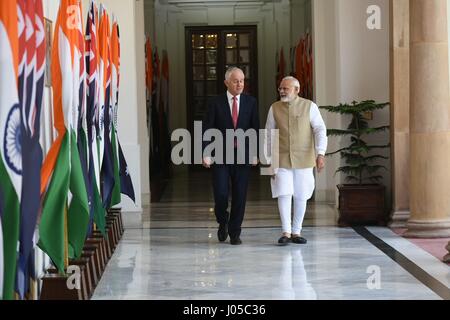 New Delhi, India. Decimo Apr, 2017. Primo Ministro indiano Narendra Modi passeggiate con il Primo Ministro australiano Malcolm Turnbull a Hyderabad Casa Aprile 10, 2017 a New Delhi, India. Credito: Planetpix/Alamy Live News Foto Stock