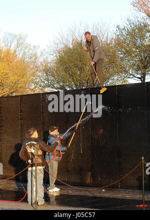 Washington, Stati Uniti d'America. 09Apr, 2017. Stati Uniti Il Segretario degli Interni Ryan Zinke, superiore consente di volontari del Rolling Thunder moto gruppo di advocacy pulire il Vietnam Veterans Memorial Wall Aprile 9, 2017 a Washington, DC. Credito: Planetpix/Alamy Live News Foto Stock