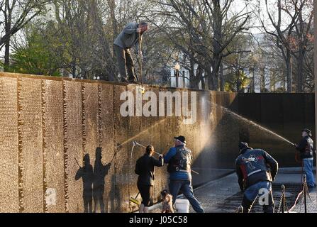 Washington, Stati Uniti d'America. 09Apr, 2017. Stati Uniti Il Segretario degli Interni Ryan Zinke, superiore consente di volontari del Rolling Thunder moto gruppo di advocacy pulire il Vietnam Veterans Memorial Wall Aprile 9, 2017 a Washington, DC. Credito: Planetpix/Alamy Live News Foto Stock
