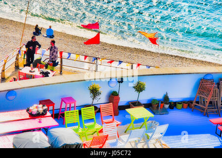 Chesil Beach, Dorset, Regno Unito. Decimo Apr, 2017. Regno Unito Meteo : Le persone godono di un'altra splendida giornata di sole scintillante lungo Chesil Beach, Portland Credit: stuart fretwell/Alamy Live News Foto Stock