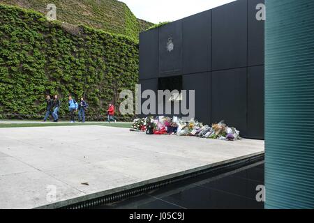 Londra, Regno Unito. Decimo Apr, 2017. Omaggi floreali a sinistra al National Police Memorial per ufficiali uccisi nella linea del dazio. PC Keith Palmer è stato pugnalato a morte nella Westminster attacco terroristico su Marzo 22nd. Credito: claire doherty/Alamy Live News Foto Stock