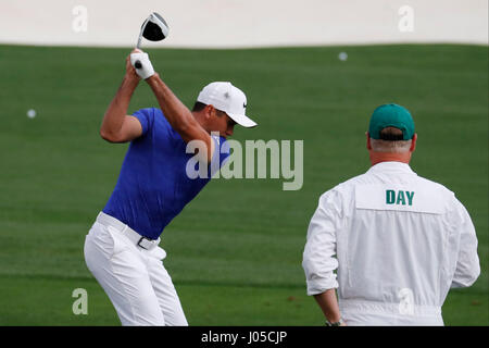 3 aprile 2017, Augusta, Georgia, Stati Uniti d'America; PGA golfista Jason giorno palle colpisce sulla pratica gamma durante la prima giornata di prove libere per il 2017 Masters il 3 aprile 2017, a Augusta National Golf Club di Augusta GA. Foto Stock