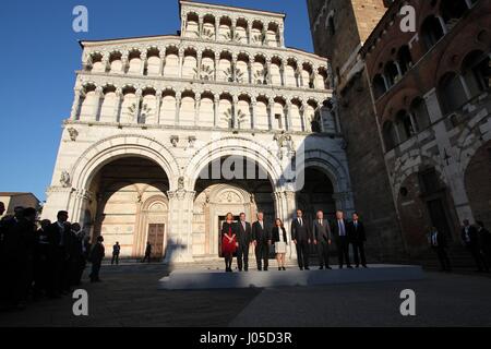 Lucca, Italia. Decimo Apr, 2017. Stati Uniti Il segretario di Stato Rex Tillerson, centro pone per la foto di famiglia di fronte alla Cattedrale di Lucca durante il G7 riunione ministeriale il 10 aprile 2017 a Lucca, Italia. Da sinistra a destra: Da sinistra: Alto rappresentante dell' Unione europea per gli Affari Esteri Federica Mogherini, il Ministro degli esteri tedesco Sigmar Gabriel, il Segretario di Stato americano Rex Tillerson, il Ministro degli esteri canadese Chrystia Freeland, ministro italiano degli Affari Esteri Angelino Alfano, Francia Ministro degli Esteri Jean-Marc Ayrault, Segretario agli Affari Esteri Boris Johnson Credito: Planetpix/Alamy Live News Foto Stock