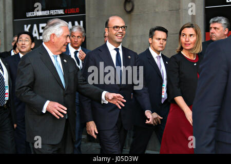 Lucca, Italia. Decimo Apr, 2017. Stati Uniti Il segretario di Stato Rex Tillerson, sinistra, chat con il Ministro degli Esteri italiano Angelino Alfano, centro e Unione europea alto rappresentante per gli Affari Esteri Federica Mogherini, destra durante un tour a piedi durante il G7 riunione ministeriale il 10 aprile 2017 a Lucca, Italia. Credito: Planetpix/Alamy Live News Credito: Planetpix/Alamy Live News Foto Stock