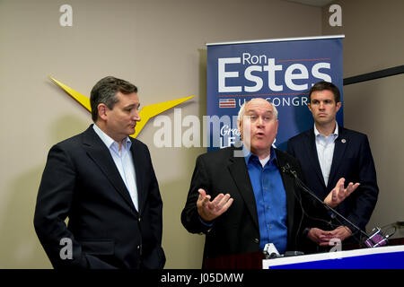 Wichita, Stati Uniti d'America. Decimo Apr, 2017. L-R Senatore repubblicano Ted Cruz del Texas, Ron Estes candidato per il congresso, Rob Engstrom Senior VP Camera di Commercio degli Stati Uniti in una campagna rally news conferenza per mostrare il loro sostegno in Estes sforzi per sostituire Mike Pompeo nel quarto distretto congressuale di Wichita Kansas, 10 aprile 2017. Credito: mark reinstein/Alamy Live News Foto Stock