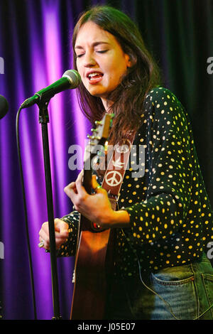 Bala Cynwyd, PA, Stati Uniti d'America. Decimo Apr, 2017. Jain visita Radio 104,5 in Bala Cynwyd, Pa on April 10, 2017 Credit: Star Shooter/media/punzone Alamy Live News Foto Stock