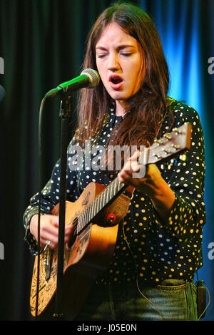 Bala Cynwyd, PA, Stati Uniti d'America. Decimo Apr, 2017. Jain visita Radio 104,5 in Bala Cynwyd, Pa on April 10, 2017 Credit: Star Shooter/media/punzone Alamy Live News Foto Stock