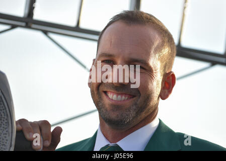New York, Stati Uniti d'America. 10 Aprile, 2017. Sergio Garcia visite la piattaforma di osservazione dell'Empire State Building a New York il 10 aprile 2017 nella celebrazione della sua vittoria al 2017 Masters a Augusta National Golf Club. Credito: Erik Pendzich/Alamy Live News Foto Stock