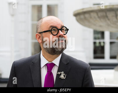 Amburgo, Germania. 5 apr, 2017. Best-seller autore Carlos Ruiz Zafon, fotografato in occasione della pubblicazione del suo romanzo "Il labirinto degli spiriti' all'Atlantic hotel di Amburgo, Germania, 5 aprile 2017. Foto: Christophe Gateau/dpa/Alamy Live News Foto Stock