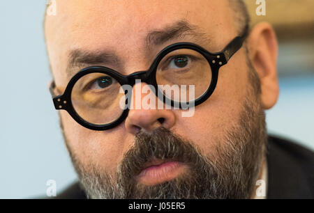 Amburgo, Germania. 5 apr, 2017. Best-seller autore Carlos Ruiz Zafon, fotografato in occasione della pubblicazione del suo romanzo "Il labirinto degli spiriti' all'Atlantic hotel di Amburgo, Germania, 5 aprile 2017. Foto: Christophe Gateau/dpa/Alamy Live News Foto Stock