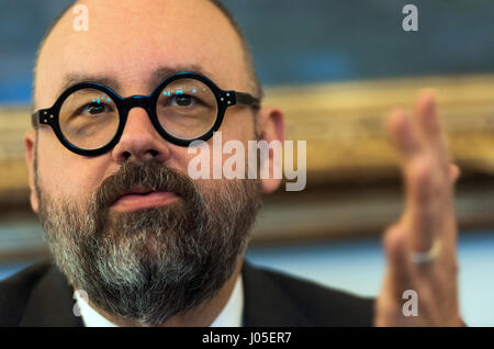 Amburgo, Germania. 5 apr, 2017. Best-seller autore Carlos Ruiz Zafon, fotografato in occasione della pubblicazione del suo romanzo "Il labirinto degli spiriti' all'Atlantic hotel di Amburgo, Germania, 5 aprile 2017. Foto: Christophe Gateau/dpa/Alamy Live News Foto Stock