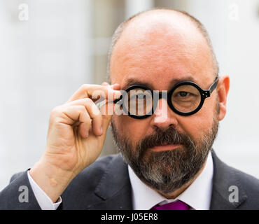 Amburgo, Germania. 5 apr, 2017. Best-seller autore Carlos Ruiz Zafon, fotografato in occasione della pubblicazione del suo romanzo "Il labirinto degli spiriti' all'Atlantic hotel di Amburgo, Germania, 5 aprile 2017. Foto: Christophe Gateau/dpa/Alamy Live News Foto Stock