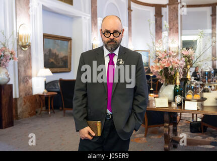 Amburgo, Germania. 5 apr, 2017. Best-seller autore Carlos Ruiz Zafon, fotografato in occasione della pubblicazione del suo romanzo "Il labirinto degli spiriti' all'Atlantic hotel di Amburgo, Germania, 5 aprile 2017. Foto: Christophe Gateau/dpa/Alamy Live News Foto Stock