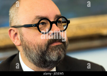 Amburgo, Germania. 5 apr, 2017. Best-seller autore Carlos Ruiz Zafon, fotografato in occasione della pubblicazione del suo romanzo "Il labirinto degli spiriti' all'Atlantic hotel di Amburgo, Germania, 5 aprile 2017. Foto: Christophe Gateau/dpa/Alamy Live News Foto Stock