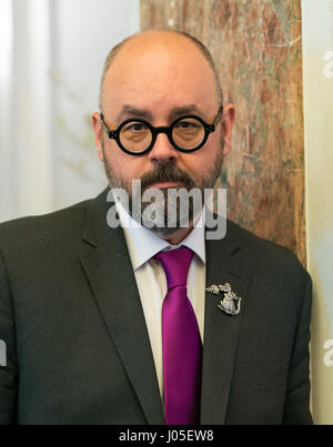 Amburgo, Germania. 5 apr, 2017. Best-seller autore Carlos Ruiz Zafon, fotografato in occasione della pubblicazione del suo romanzo "Il labirinto degli spiriti' all'Atlantic hotel di Amburgo, Germania, 5 aprile 2017. Foto: Christophe Gateau/dpa/Alamy Live News Foto Stock