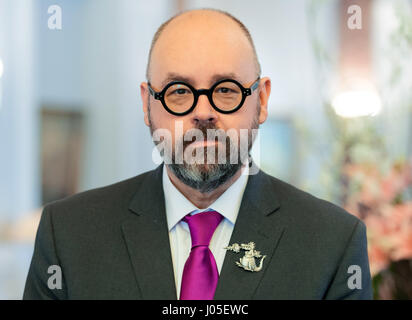 Amburgo, Germania. 5 apr, 2017. Best-seller autore Carlos Ruiz Zafon, fotografato in occasione della pubblicazione del suo romanzo "Il labirinto degli spiriti' all'Atlantic hotel di Amburgo, Germania, 5 aprile 2017. Foto: Christophe Gateau/dpa/Alamy Live News Foto Stock