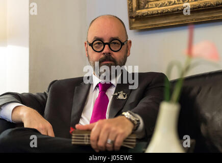 Amburgo, Germania. 5 apr, 2017. Best-seller autore Carlos Ruiz Zafon, fotografato in occasione della pubblicazione del suo romanzo "Il labirinto degli spiriti' all'Atlantic hotel di Amburgo, Germania, 5 aprile 2017. Foto: Christophe Gateau/dpa/Alamy Live News Foto Stock