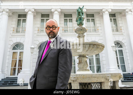 Amburgo, Germania. 5 apr, 2017. Best-seller autore Carlos Ruiz Zafon, fotografato in occasione della pubblicazione del suo romanzo "Il labirinto degli spiriti' all'Atlantic hotel di Amburgo, Germania, 5 aprile 2017. Foto: Christophe Gateau/dpa/Alamy Live News Foto Stock