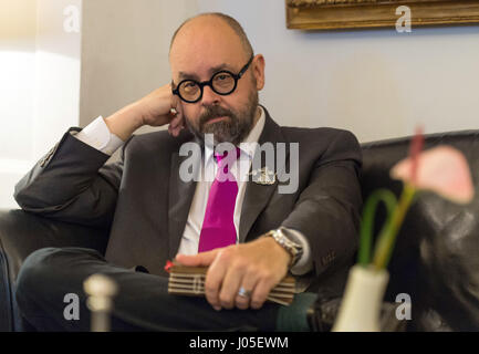 Amburgo, Germania. 5 apr, 2017. Best-seller autore Carlos Ruiz Zafon, fotografato in occasione della pubblicazione del suo romanzo "Il labirinto degli spiriti' all'Atlantic hotel di Amburgo, Germania, 5 aprile 2017. Foto: Christophe Gateau/dpa/Alamy Live News Foto Stock