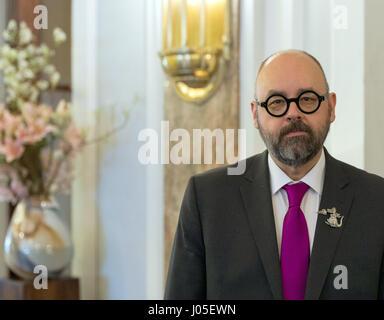 Amburgo, Germania. 5 apr, 2017. Best-seller autore Carlos Ruiz Zafon, fotografato in occasione della pubblicazione del suo romanzo "Il labirinto degli spiriti' all'Atlantic hotel di Amburgo, Germania, 5 aprile 2017. Foto: Christophe Gateau/dpa/Alamy Live News Foto Stock