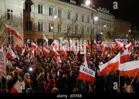 Varsavia, Polonia. Aprile 10th, 2017. Diverse migliaia di persone si sono radunate davanti al palazzo presidenziale a Varsavia per ascoltare un discorso trasmesso dalla vicina Basilica dove i capi di Stato e di governo hanno partecipato ad una messa per la commemorazione di Smolensk crash del 2010. De facto leader di governo Jaroslaw Kaczynski ha tenuto un breve discorso di fronte a migliaia di persone che hanno cantato il suo nome. Credito: Jaap Arriens/Alamy Live News Foto Stock